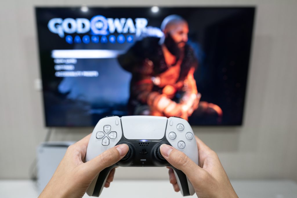 Black Friday | A gamer is playing "God of War - Ragnarok" on Playstation 5 