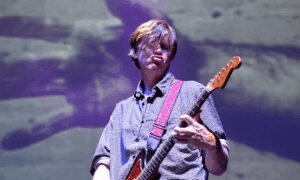 Sonic Youth playing live